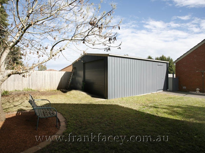 16 Greenlaw Crescent, Berwick VIC 3806