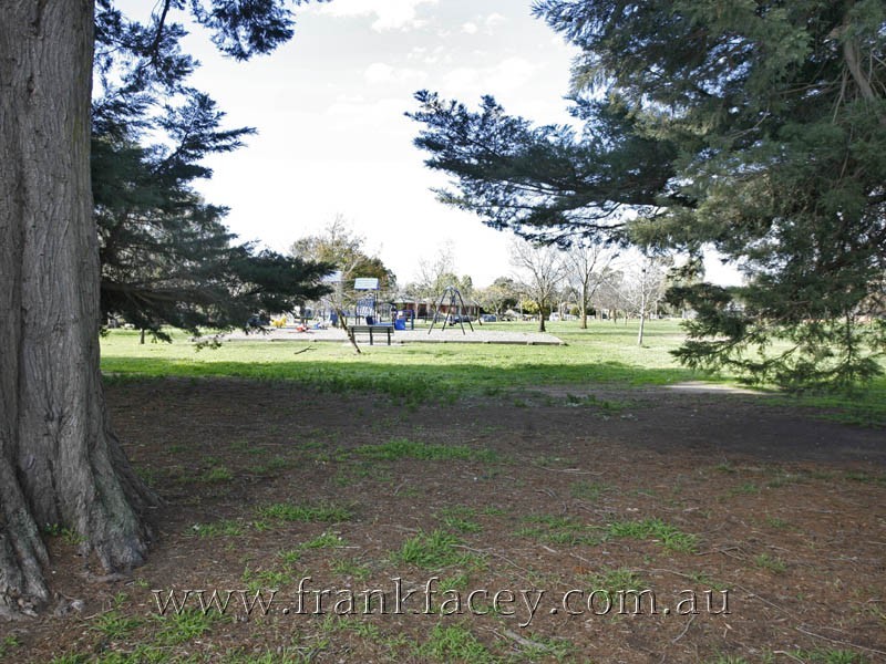 16 Greenlaw Crescent, Berwick VIC 3806