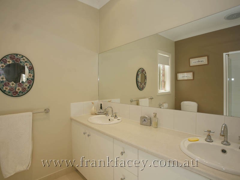 1 Brennan Court, Berwick VIC 3806