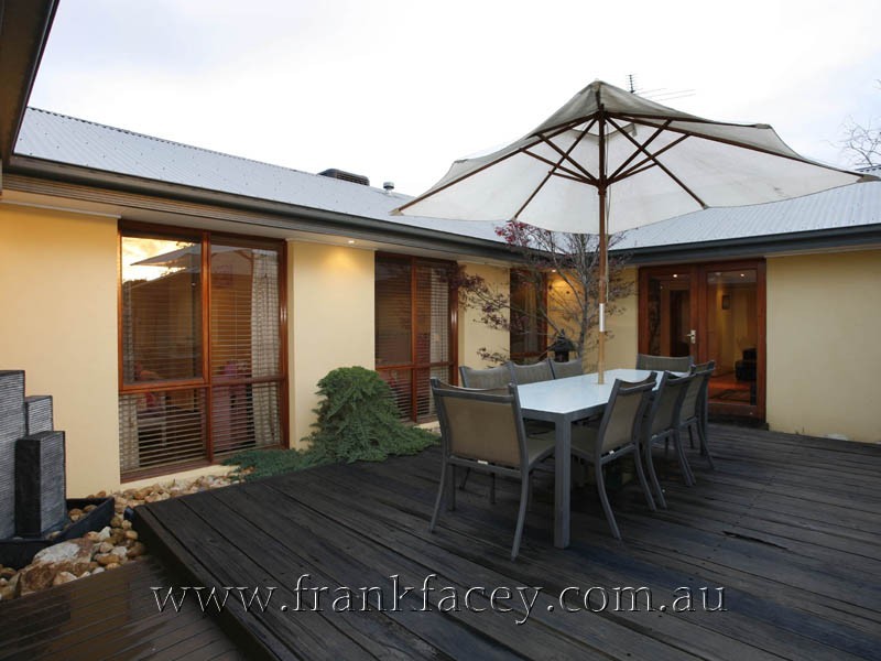 3 Roundhay Court, Berwick VIC 3806