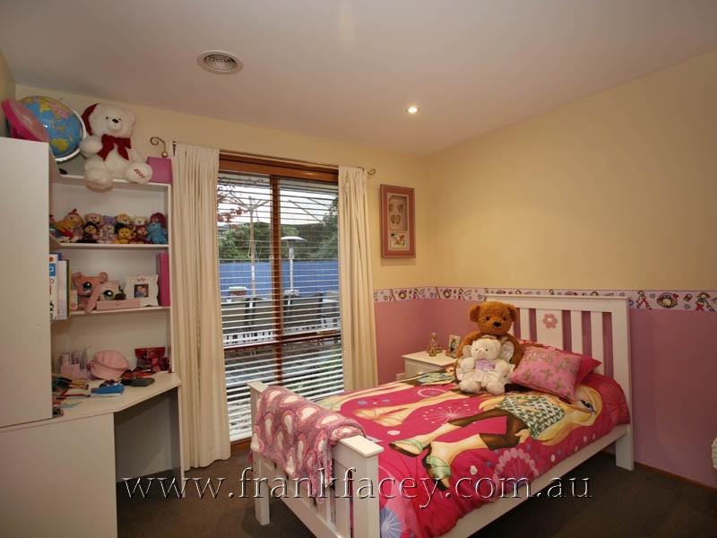 3 Roundhay Court, Berwick VIC 3806