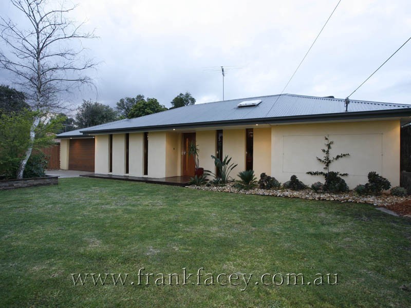 3 Roundhay Court, Berwick VIC 3806