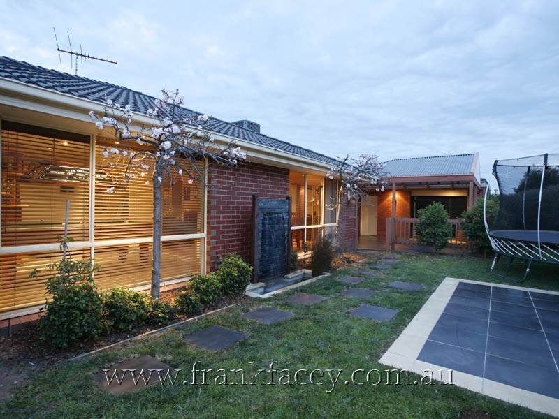 22 Streeton Way, Berwick VIC 3806