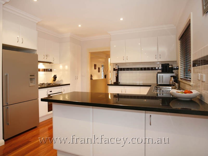 8 Lisson Court, Berwick VIC 3806