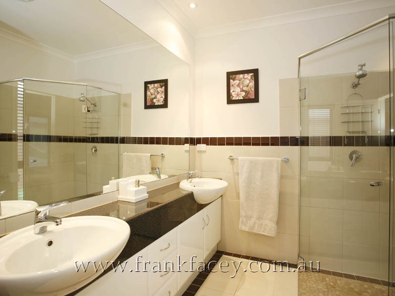 8 Lisson Court, Berwick VIC 3806