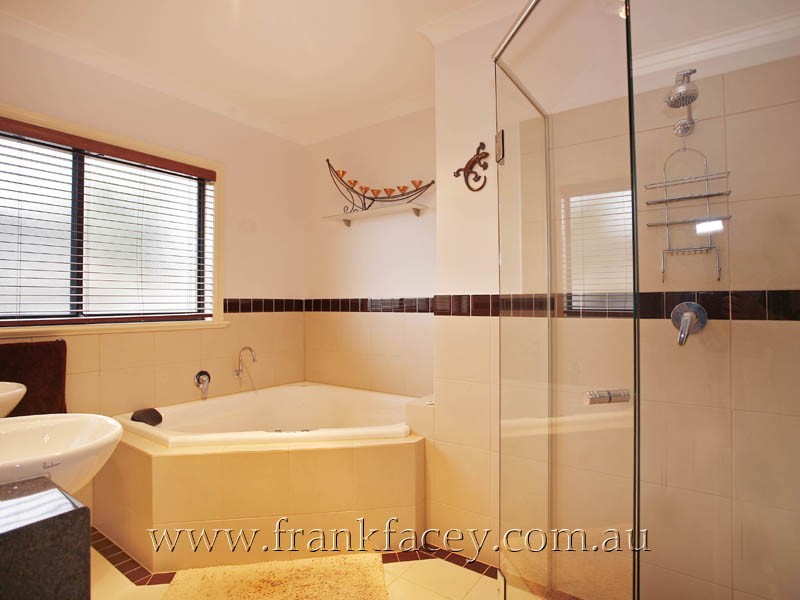 8 Lisson Court, Berwick VIC 3806