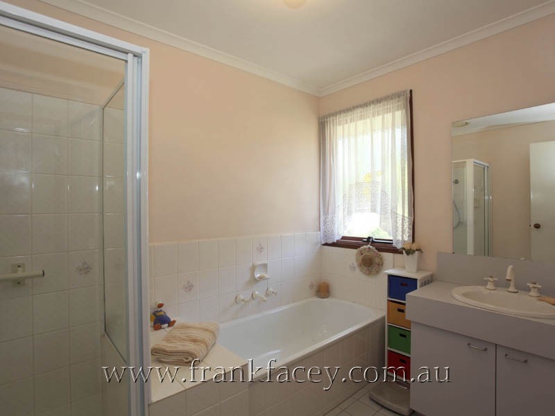 18 Harwood Court, Berwick VIC 3806