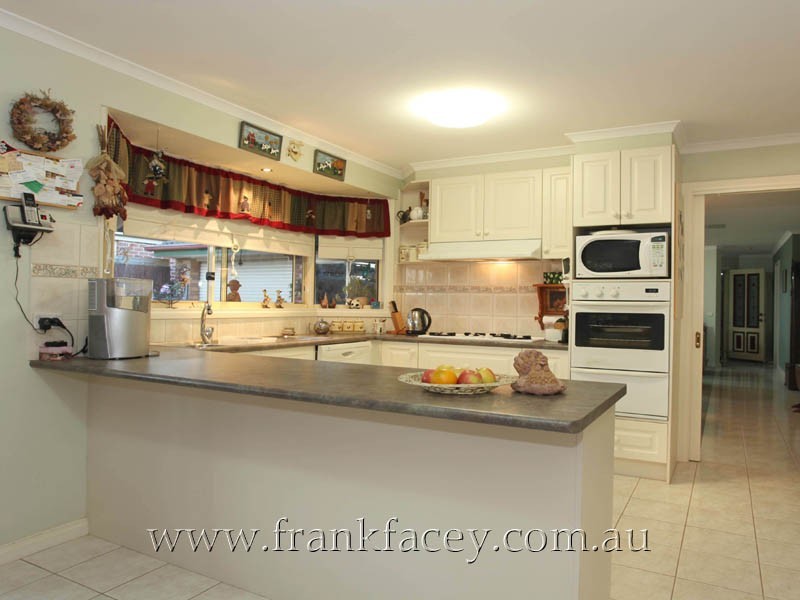 124 Avebury Drive, Berwick VIC 3806