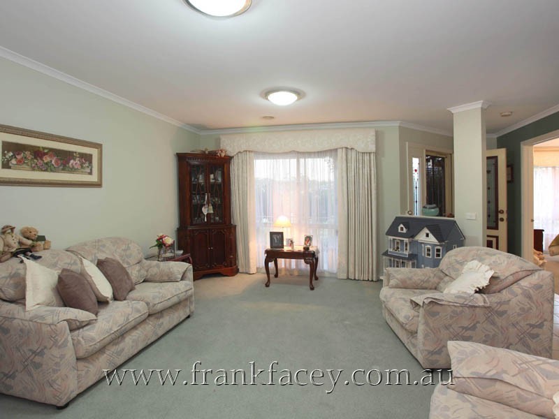 124 Avebury Drive, Berwick VIC 3806