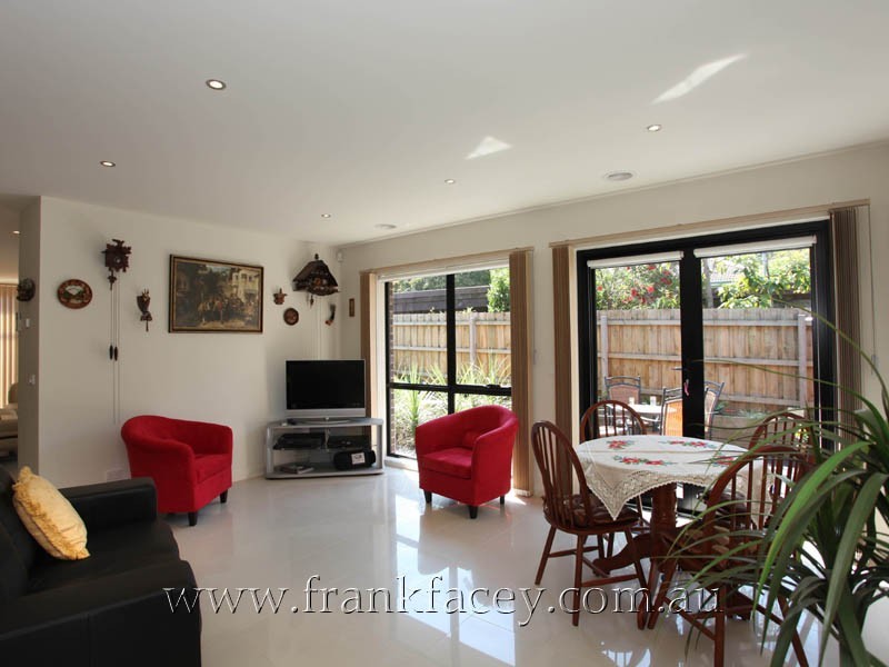 1/4 Harkaway Road, Berwick VIC 3806