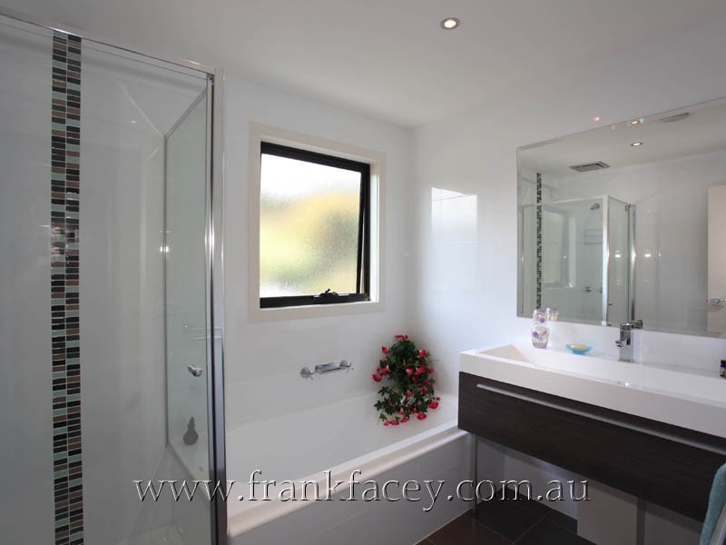 1/4 Harkaway Road, Berwick VIC 3806