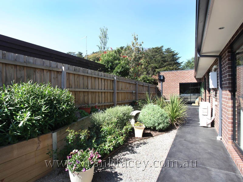 1/4 Harkaway Road, Berwick VIC 3806