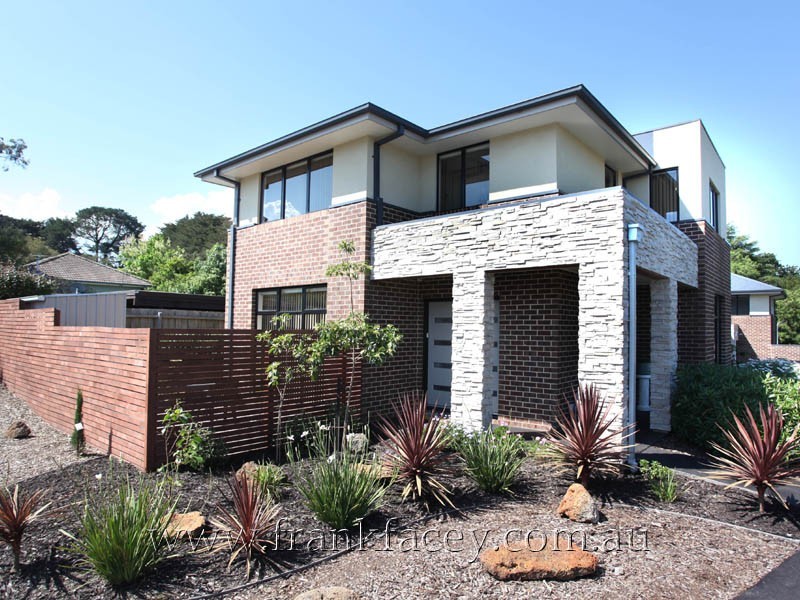 1/4 Harkaway Road, Berwick VIC 3806