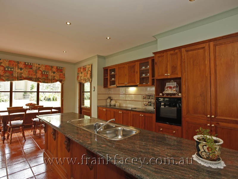 11 Valda Close, Berwick VIC 3806