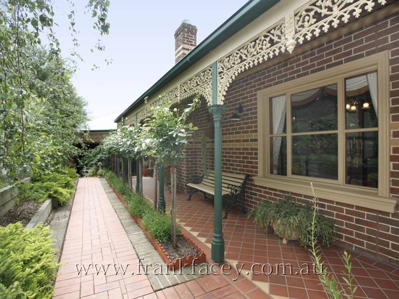 11 Valda Close, Berwick VIC 3806