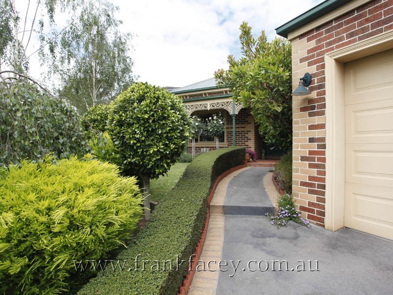 11 Valda Close, Berwick VIC 3806
