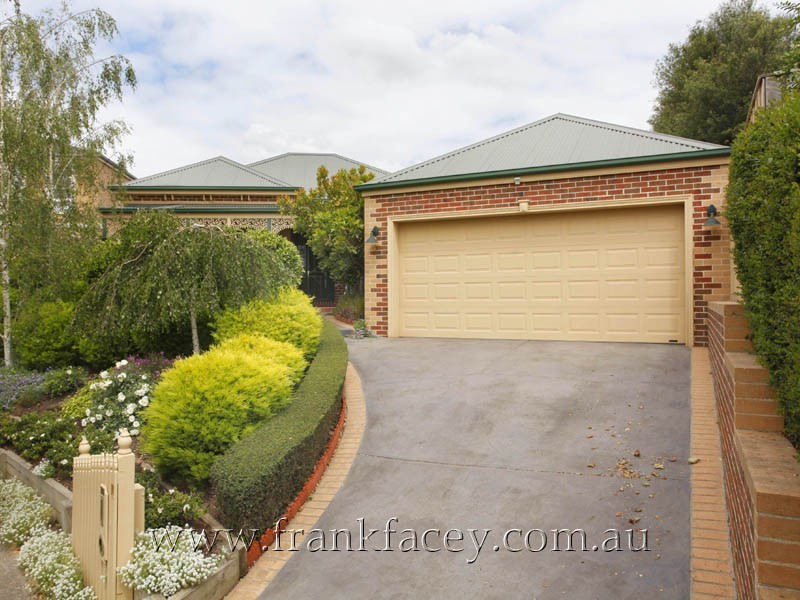 11 Valda Close, Berwick VIC 3806