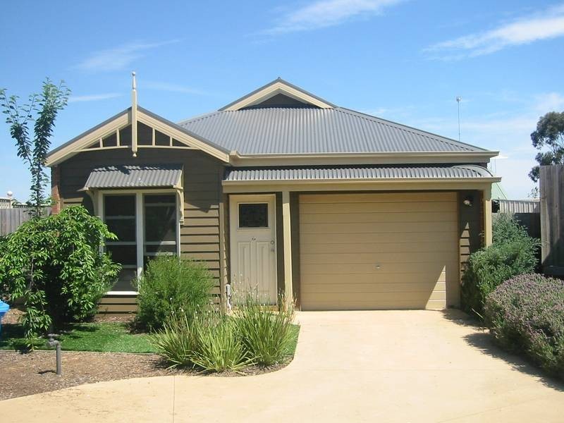 8/150 Avebury Drive, Berwick VIC 3806