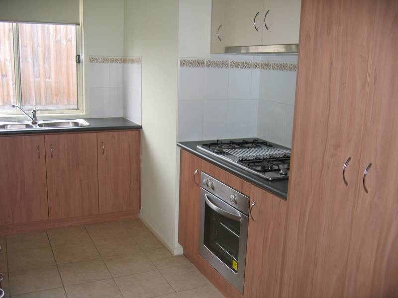 8/150 Avebury Drive, Berwick VIC 3806