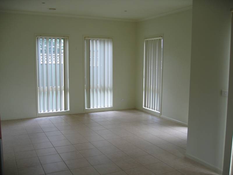 8/150 Avebury Drive, Berwick VIC 3806