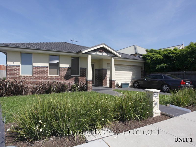 1 & 2/5 Railway Avenue, Beaconsfield VIC 3807