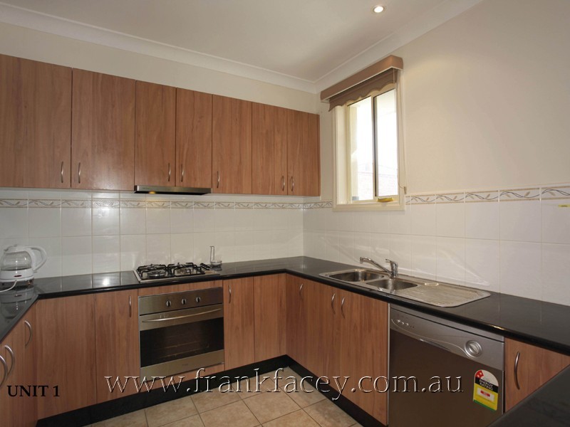 1 & 2/5 Railway Avenue, Beaconsfield VIC 3807