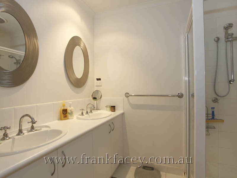 6 Petrel Place, Berwick VIC 3806