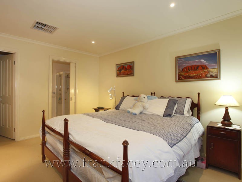 6 Petrel Place, Berwick VIC 3806