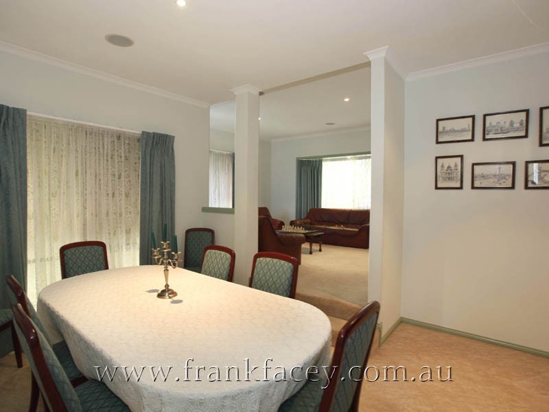 5 Renwarl Close, Berwick VIC 3806