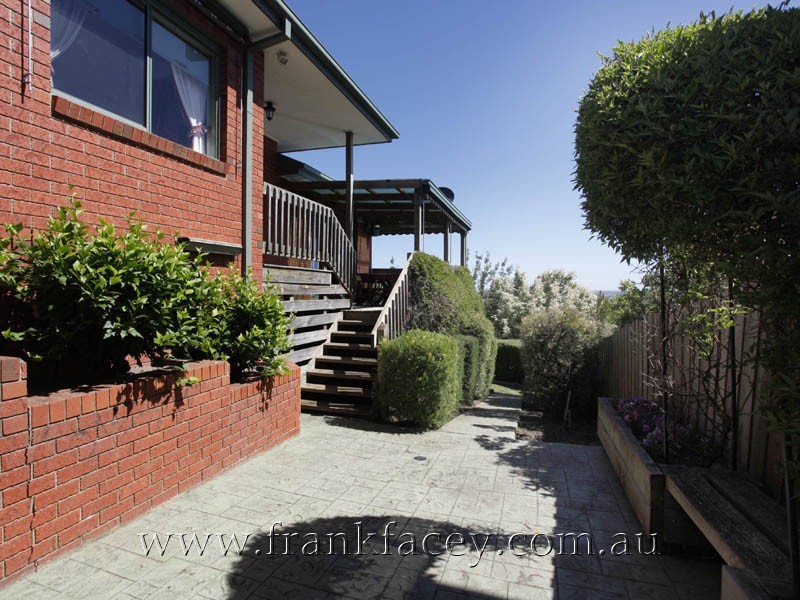5 Renwarl Close, Berwick VIC 3806