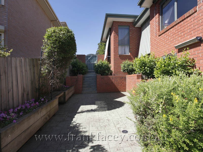 5 Renwarl Close, Berwick VIC 3806