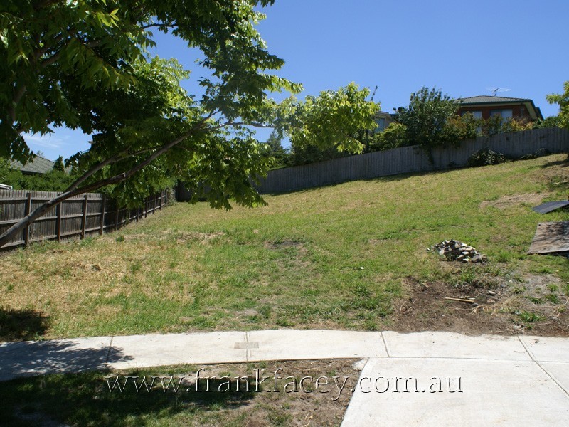 8 Jomary Court, Berwick VIC 3806