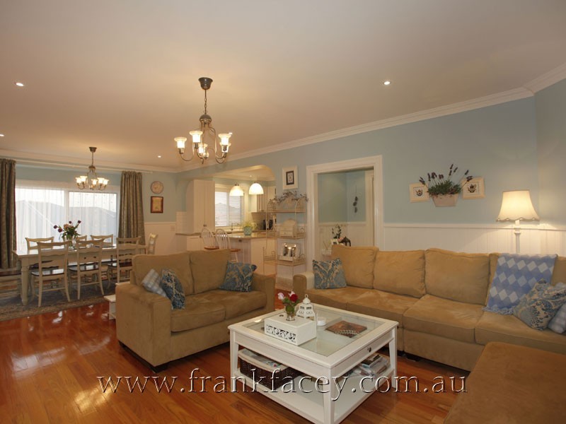 15 Sheldon Drive, Berwick VIC 3806