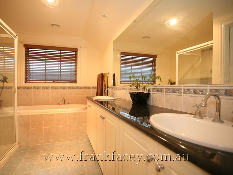 5 Diggers Court, Beaconsfield VIC 3807