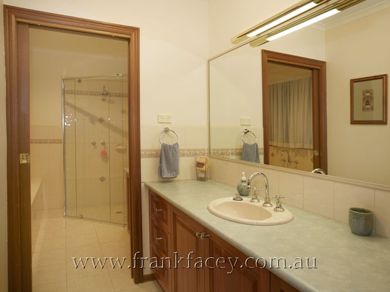 10 Farm Lane, Berwick VIC 3806