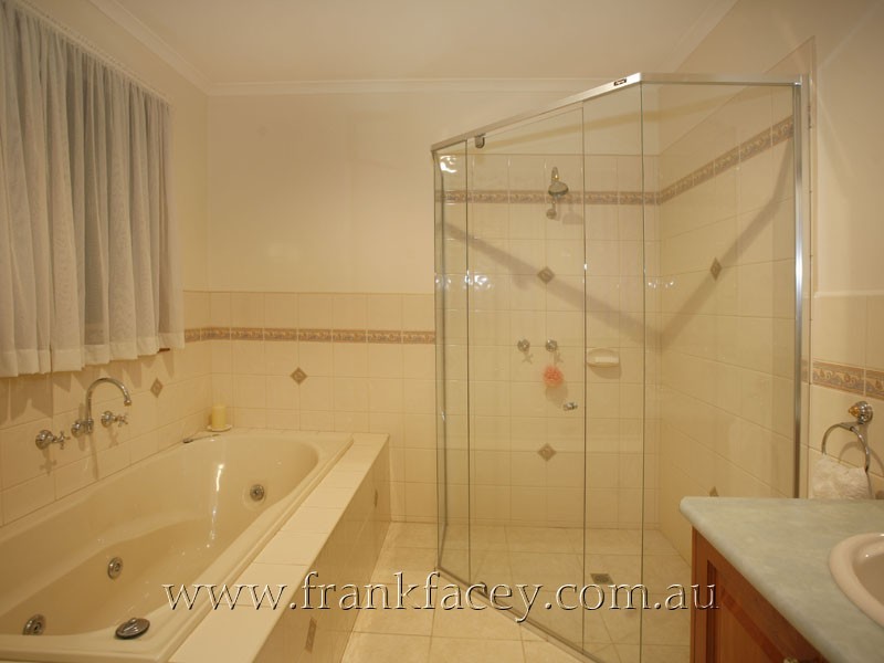 10 Farm Lane, Berwick VIC 3806