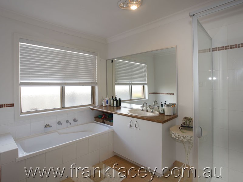 9 Castle Court, Beaconsfield VIC 3807