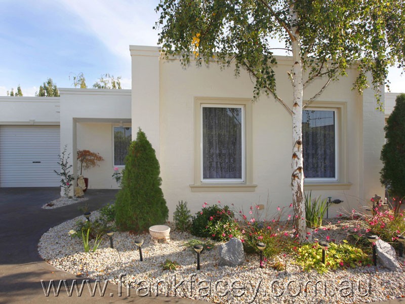 2/17 Sylvia Road, Beaconsfield VIC 3807