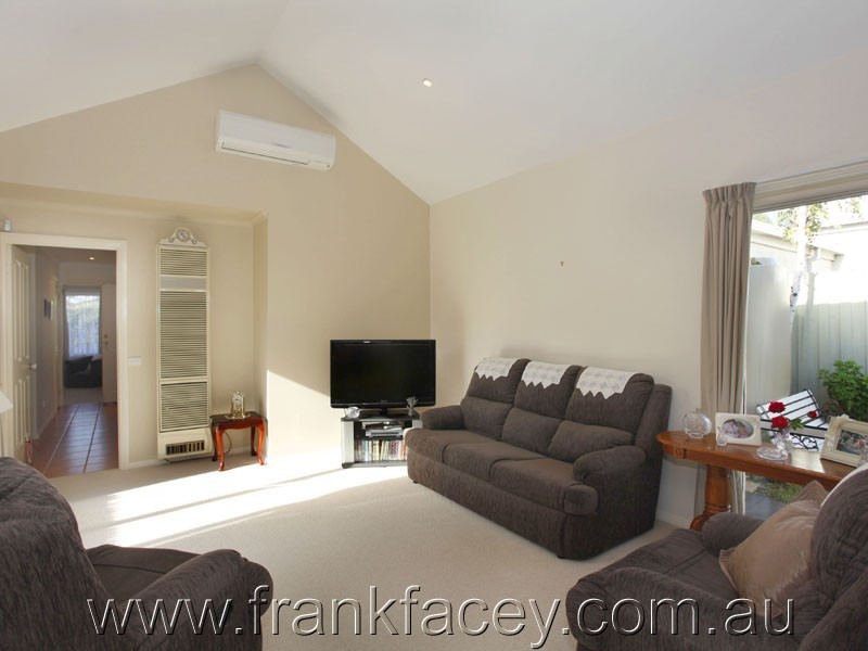 2/17 Sylvia Road, Beaconsfield VIC 3807