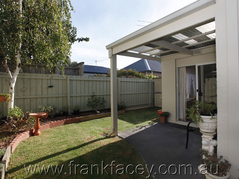 2/17 Sylvia Road, Beaconsfield VIC 3807