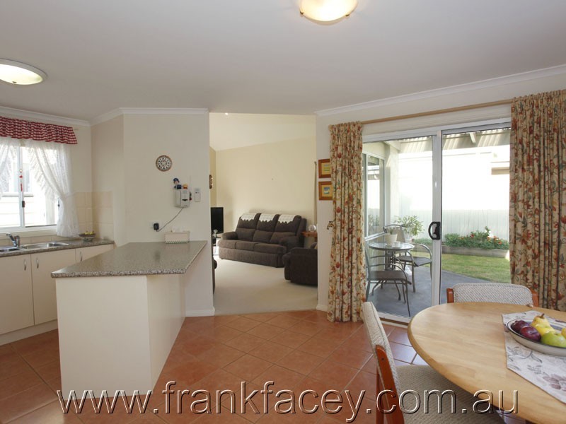 2/17 Sylvia Road, Beaconsfield VIC 3807