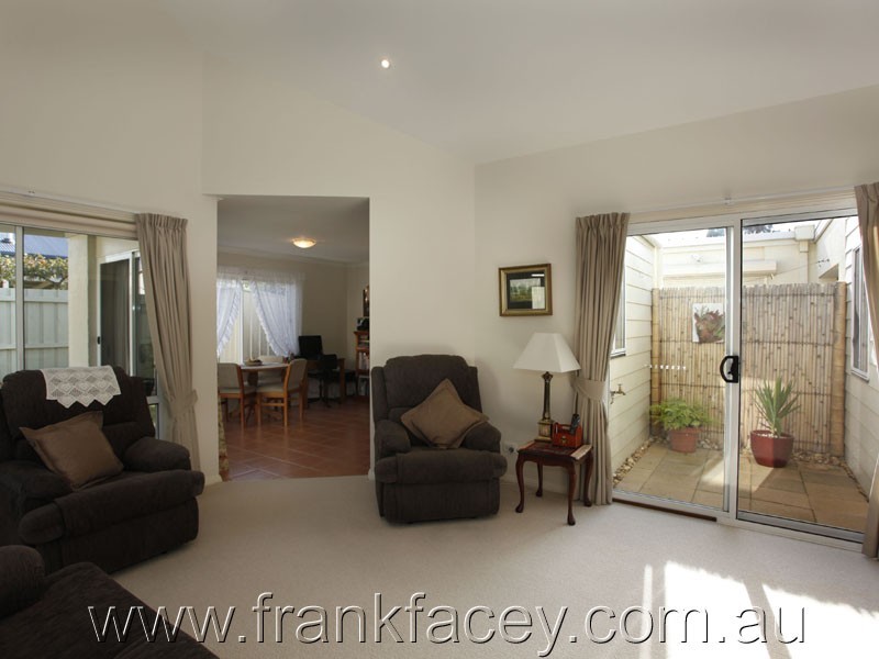 2/17 Sylvia Road, Beaconsfield VIC 3807