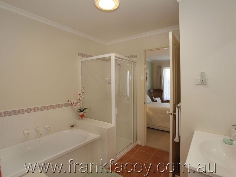 2/17 Sylvia Road, Beaconsfield VIC 3807