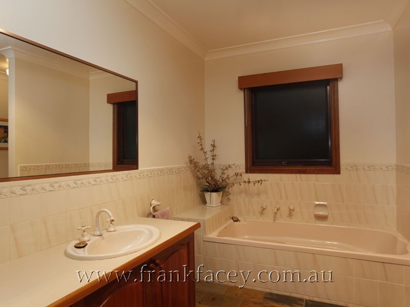 240 Huxtable Rd, Pakenham Upper VIC 3810