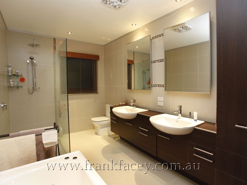 240 Huxtable Rd, Pakenham Upper VIC 3810