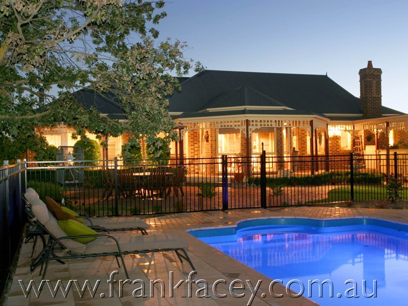 8 Bellaire Court, Narre Warren North VIC 3804