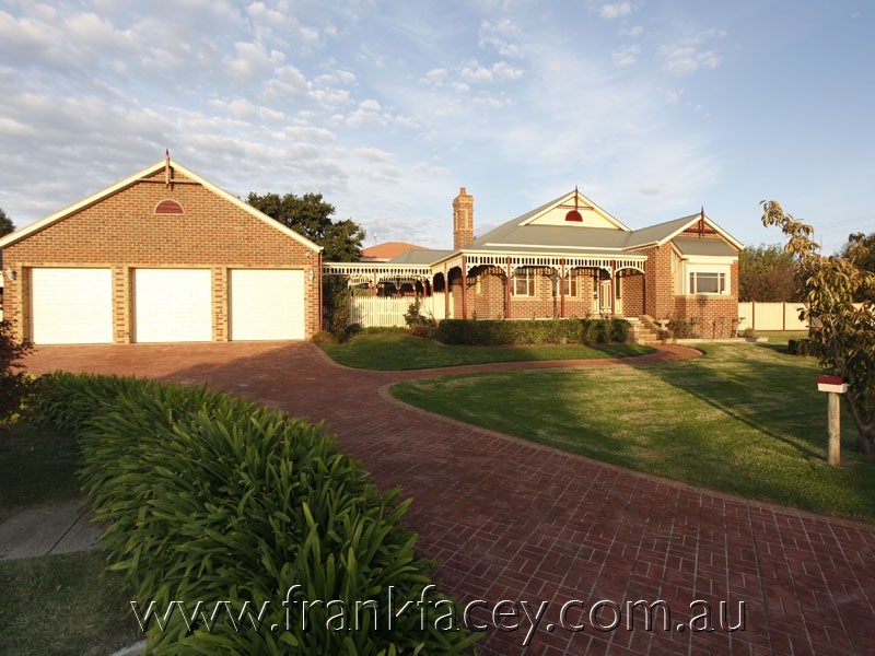 8 Bellaire Court, Narre Warren North VIC 3804