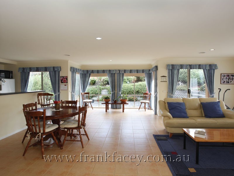 25 Cherry Tree Lane, Narre Warren VIC 3805