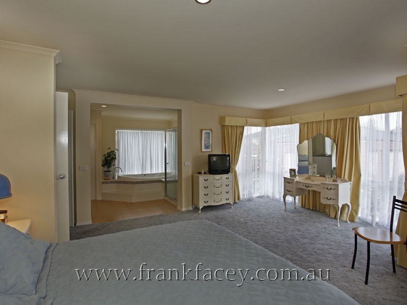 25 Cherry Tree Lane, Narre Warren VIC 3805