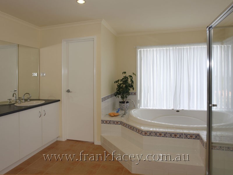 25 Cherry Tree Lane, Narre Warren VIC 3805